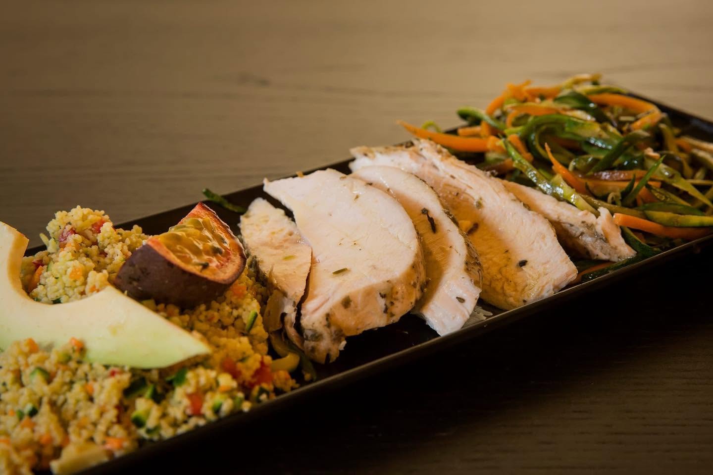 Tagliata di pollo con cous cous e verdure